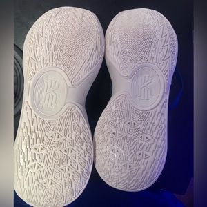 Kyrie low basketball shoes. Never worn.